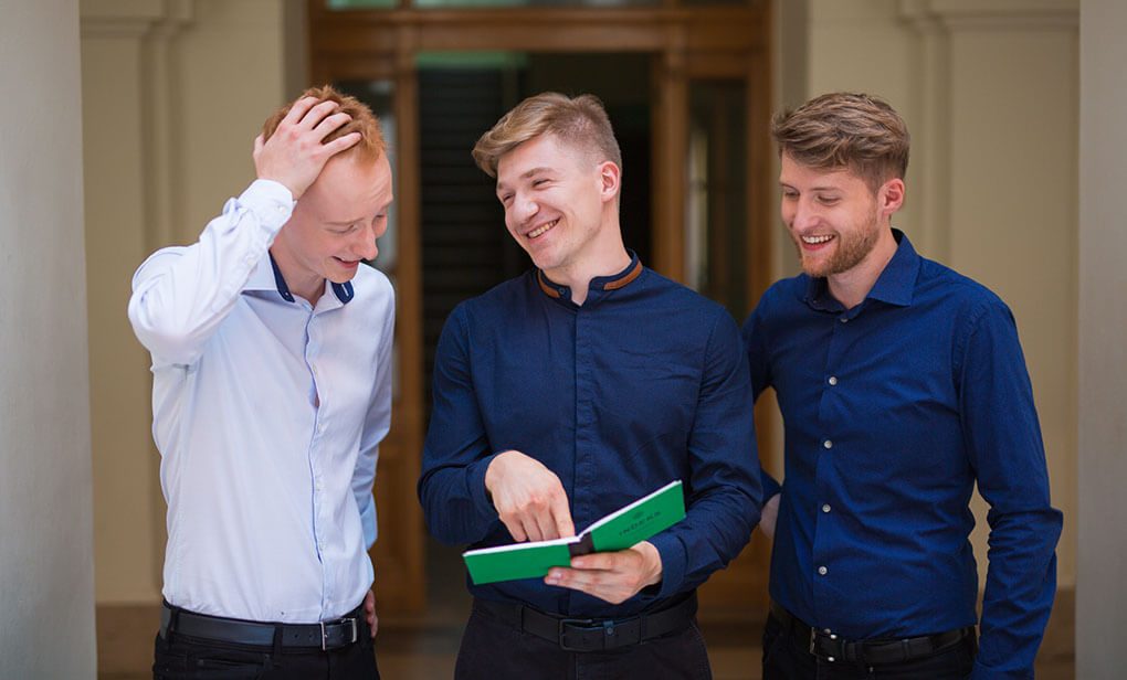 Studenci z indeksem w ręku