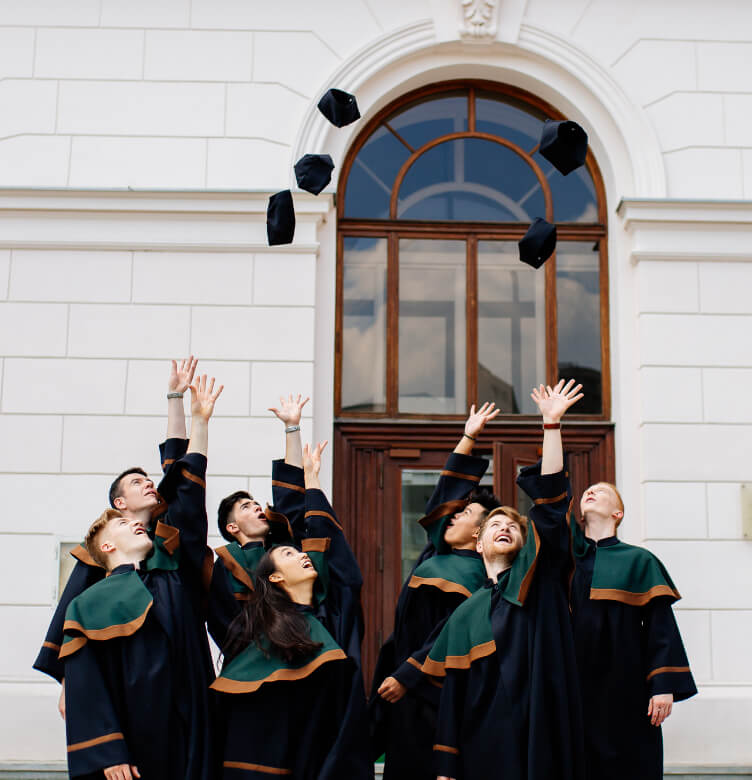 Studenci podrzucający birety